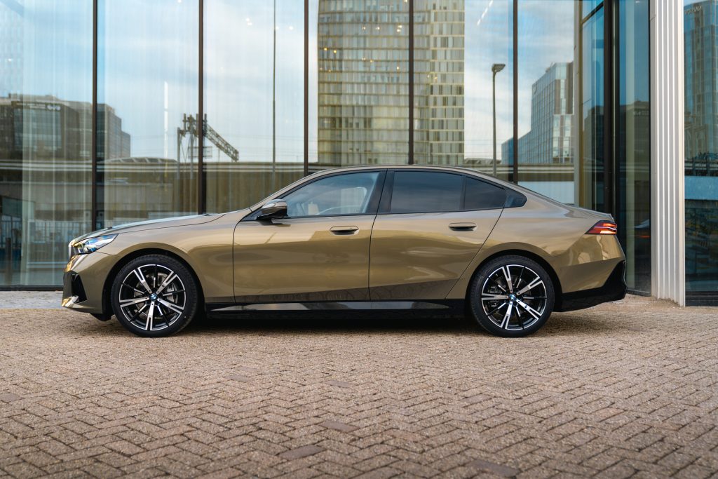 BMW i5 zijkant