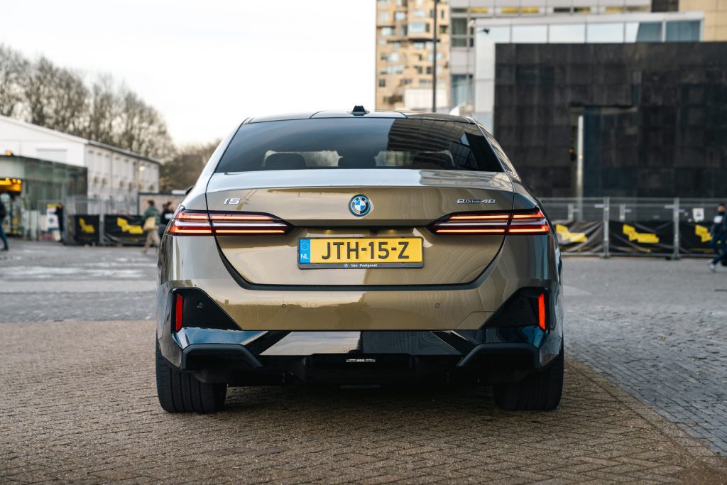BMW i5 achterkant