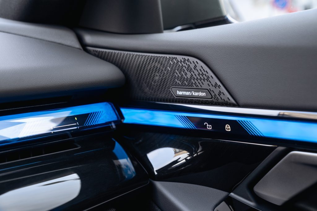 BMW i5 speakers